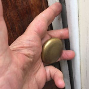 slotenmaker den haag Vingers Klem in een Secustrip of Anti-inbraakstrip. Kijk uit!